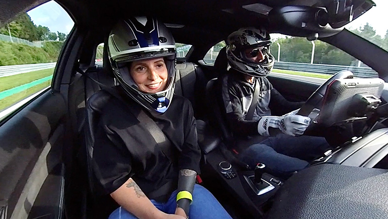 Participante souriante dans une voiture